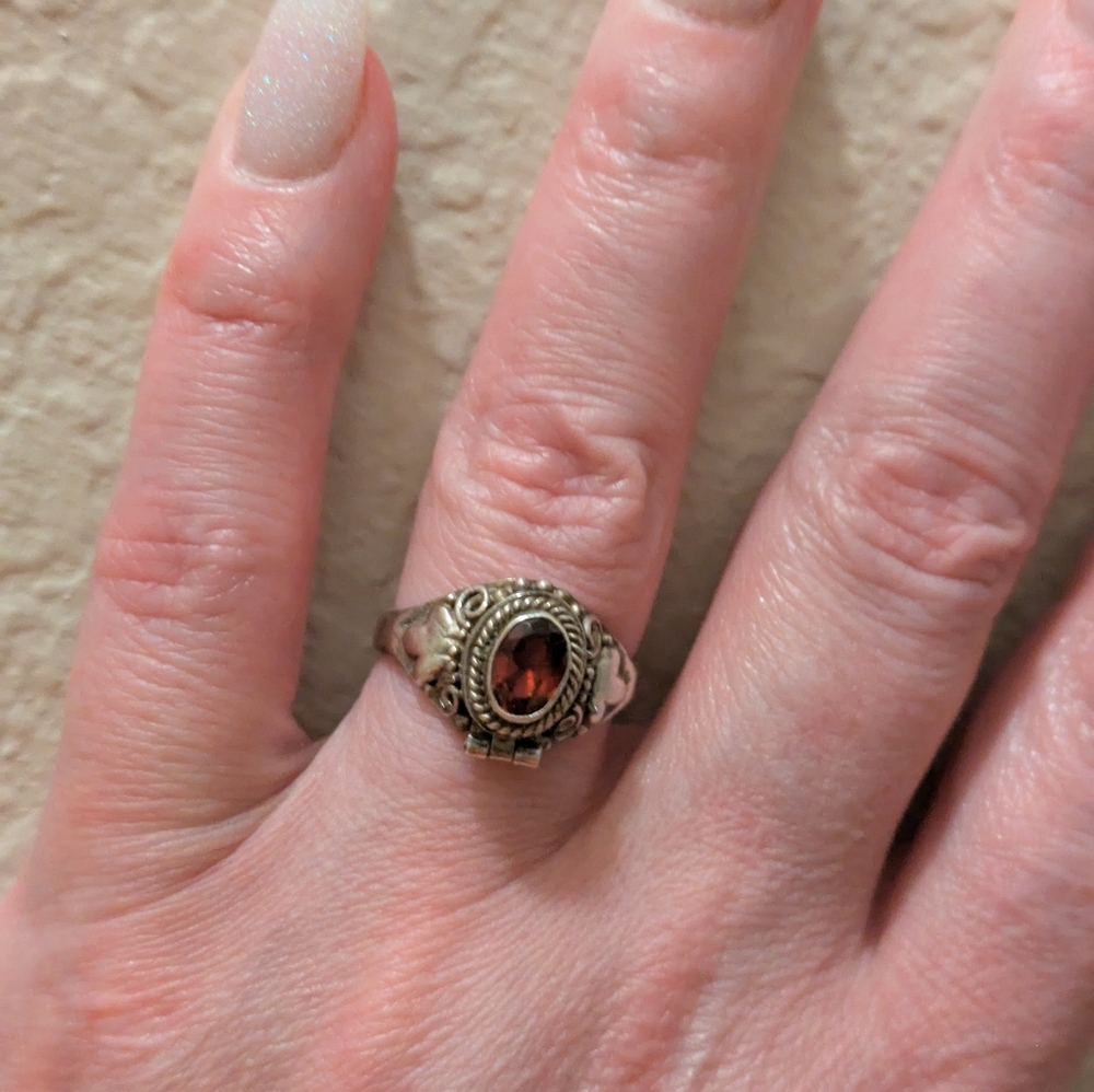 Elegant Sz. 6 3/4 Vintage Sterling Silver & Garnet Poison Ring - Picture 4 of 6